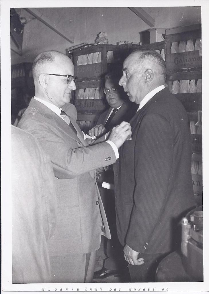 ORAN USINE D ECKMUHL REMISE DE LA MEDAILLE DU TRAVAIL A M. MANUEL SABUCO PAR M. BLAS GALIANA.jpg